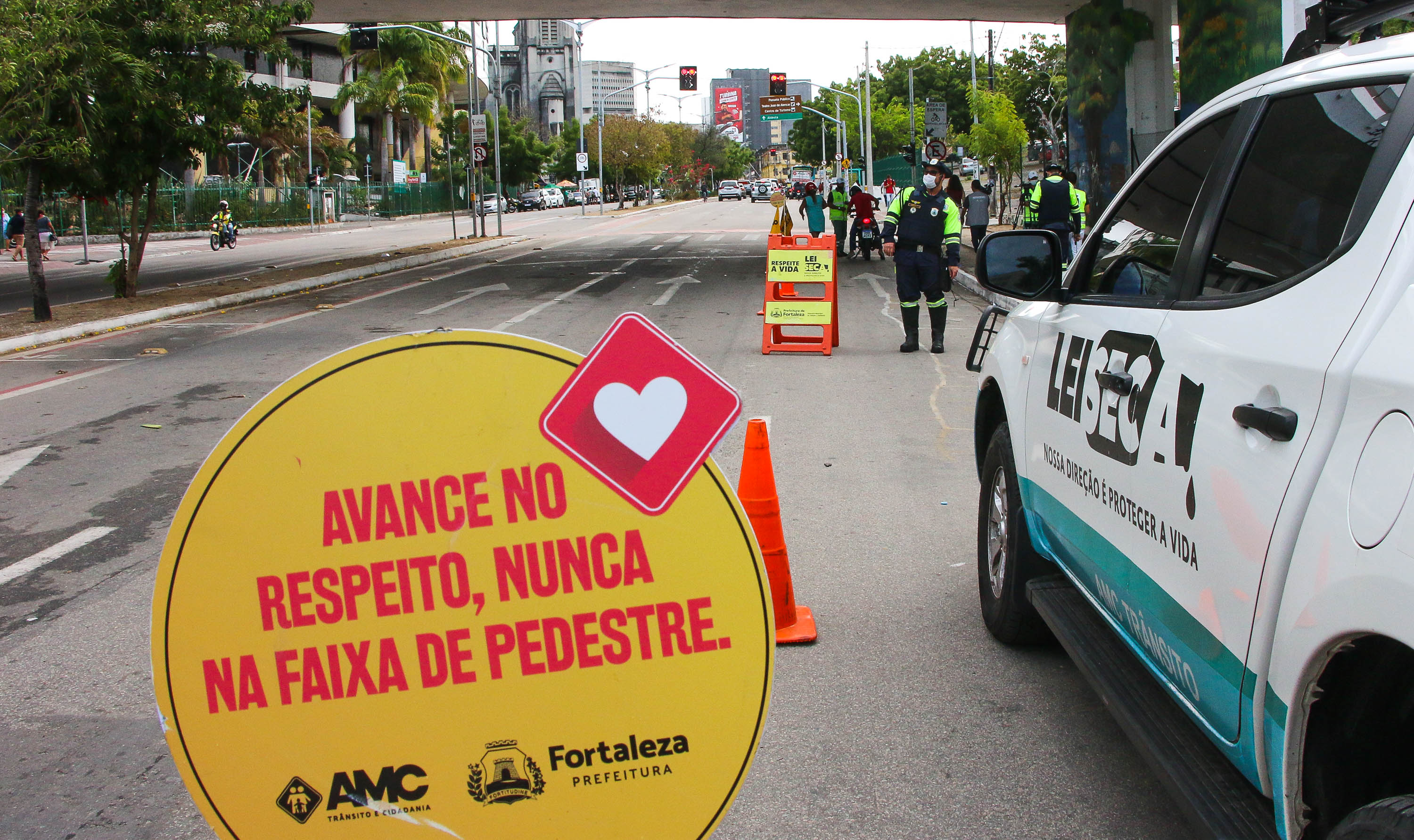 a foto mostra um carro da amc parado durante uma blitz educativa